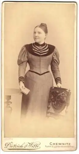 Fotografie Dietrich & Witte, Chemnitz, Dame im taillierten Kleid mit Brosche