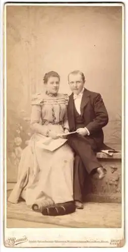 Fotografie J. Benade, Erfurt, junges Paar im hellen Kleid und im Anzug posiert im Atelier