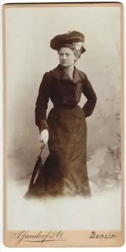 Fotografie A. Jandorf, Berlin, Frau Anna Neumann im dunklen Kleid mit Hut und Schirm, 1902