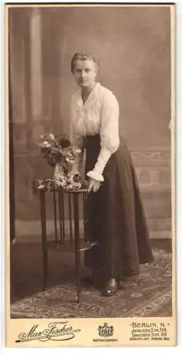 Fotografie Max Fischer, Berlin, Invalidenstr. 164, junge Frau in weisser Bluse mit dunklem Rock, Perlenkette