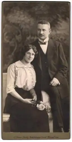 Fotografie C. Neuse, Görlitz, junges Paar im Anzug und in heller Bluse mit dunklem Rock