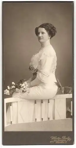 Fotografie Martin Balg, Berlin, Königstr. 33, junge Dame im weissen Sommerkleid mit toupierten Haaren