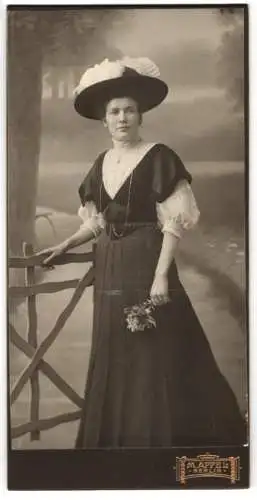 Fotografie M. Appel, Berlin, Neue Königstr. 1, junge Dame im dunklen Sommerkleid mit breitem Hut, Studiokulisse