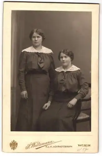 Fotografie S. Weitzmann, Wien, zwei Damen in dunklen Kleidern mit Spitzenkragen