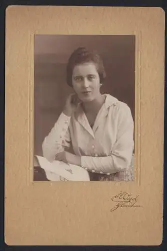 Fotografie R. Vogel, Glauchau, junge Frau Else Schmidt in heller Bluse mit Halskette