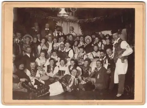 2 Fotografien unbekannter Fotograf und Ort, illustre Faschingsgesellschaft in Kostümen, Tracht, Pickelhaube, Karneval