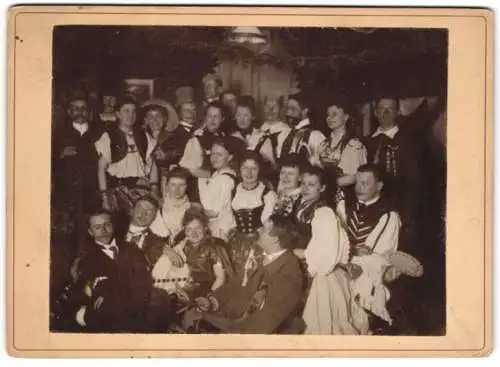 2 Fotografien unbekannter Fotograf und Ort, illustre Faschingsgesellschaft in Kostümen, Tracht, Pickelhaube, Karneval