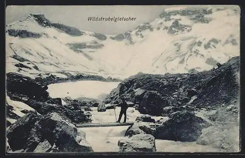 AK Wildstrubelgletscher, einzelner Wanderer im felsigen Weiss
