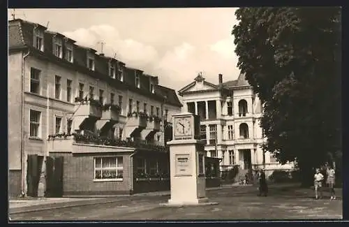 AK Heringsdorf, Ostseebad, Platz des Friedens mit Uhrturm