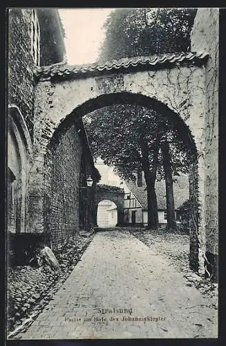 AK Stralsund, Partie im hof des Johannisklosters