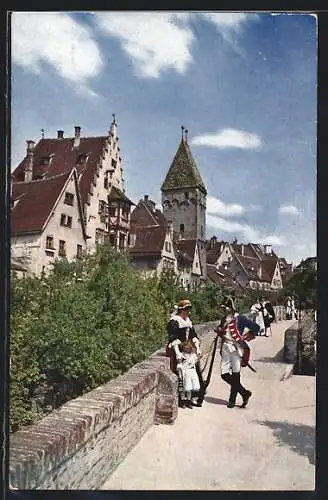 AK Ulm a. D., Stadtmauer mit Personen in historischen Kostümen