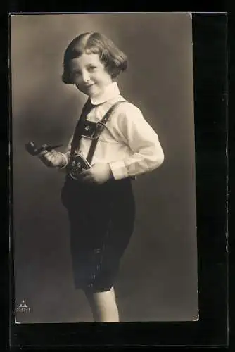 AK Mädchen mit Lederhosen und Tabakpfeife