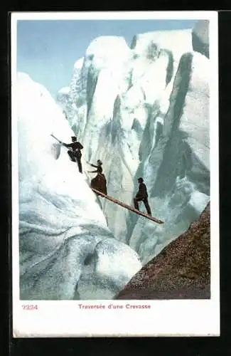 AK Traversée d`une Crevasse, Bergsteiger im Gletscher