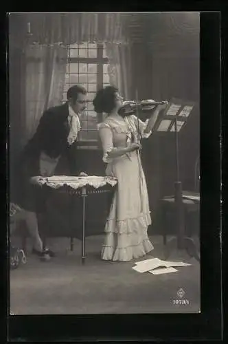 AK Mann beobachtet Frau beim Geigenspiel