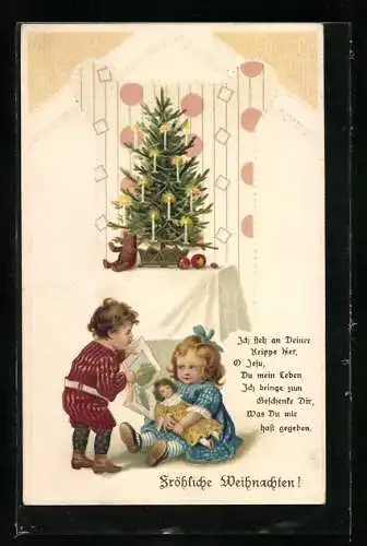 Präge-AK Zwei kleine Kinder vor dem Weihnachtsbaum, mit Puppe und Heft, Weihnachtskarte
