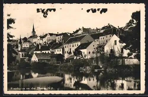 AK Waidhofen an der Thaya, Uferpartie mit Blick auf die Stadt