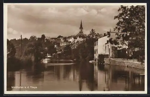 AK Waidhofen /Thaya, Ortsansicht vom Wasser aus