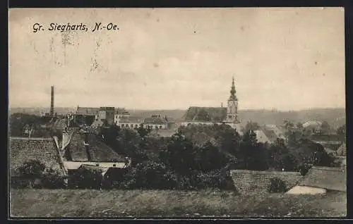AK Gr. Siegharts /N.-Oe., Ortsansicht mit der Kirche