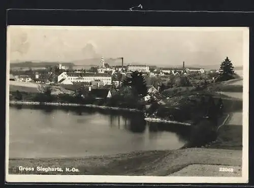 AK Gross Siegharts /N.-Oe., Ortsansicht über das Wasser