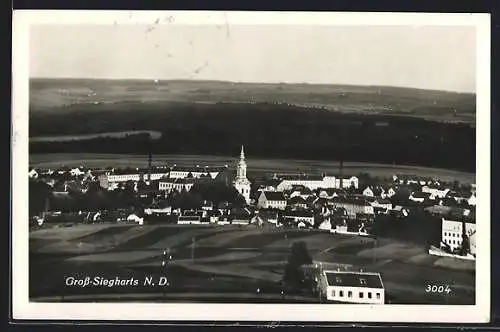 AK Gross-Siegharts /N. D., Gesamtansicht gegen flaches Land