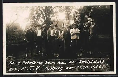 Foto-AK Misburg, Arbeiter am 1. Arbeitstag des Baus des Spielplatzes des MTV, 1926