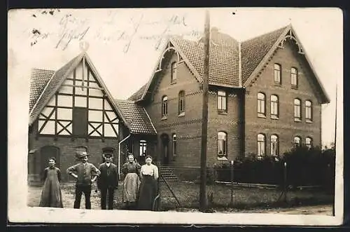 Foto-AK Berenbostel, Anwohner vor einem Wohnhaus, 1912