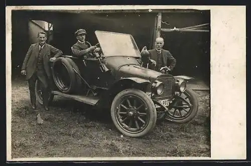 Foto-AK Auto Adler und stolze Besitzer mit Huhn auf der Motorhaube