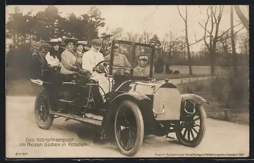 AK Potsdam, Das Kronprinzenpaar Wilhelm von Preussen im Auto im Neuen Garten