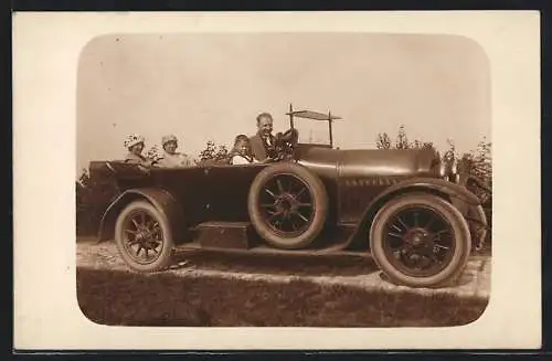 Foto-AK Auto, Familienrundfahrt im Wagen