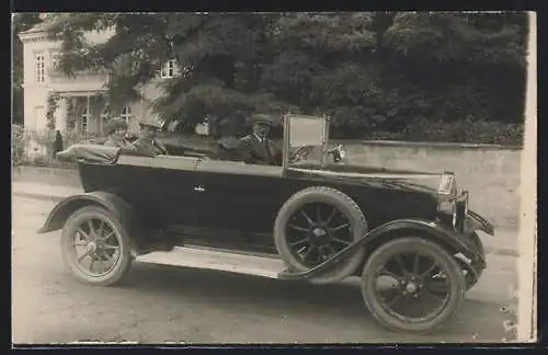 Foto-AK Auto, Zwei Paare auf einer Rundfahrt