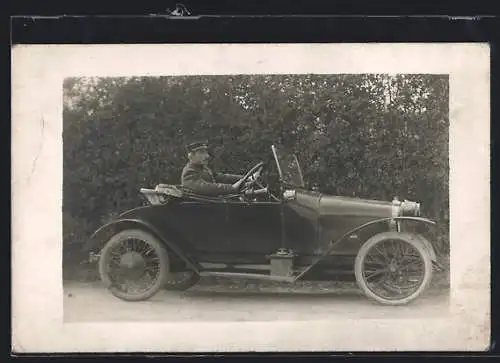 Foto-AK Auto mit Fahrer geparkt am Wegesrand