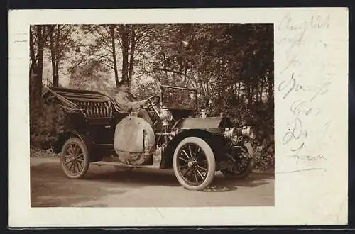 Foto-AK Auto mit Fahrer und grosser Tasche auf dem Trittbrett