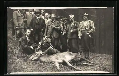 Foto-AK Jäger posieren mit totem Hirsch im Wald