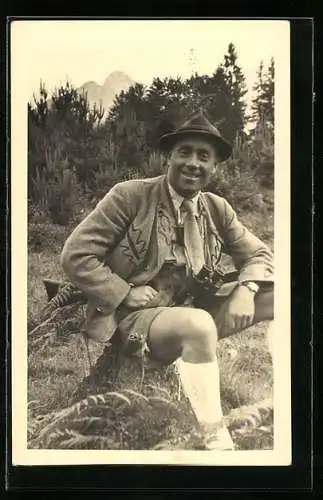 Foto-AK Jäger in Tracht mit Fernglas