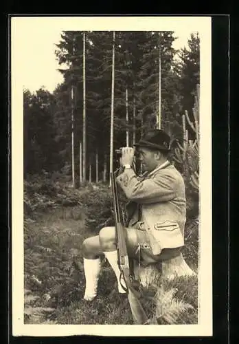 Foto-AK Jäger in Tracht schaut durchs Fernglas