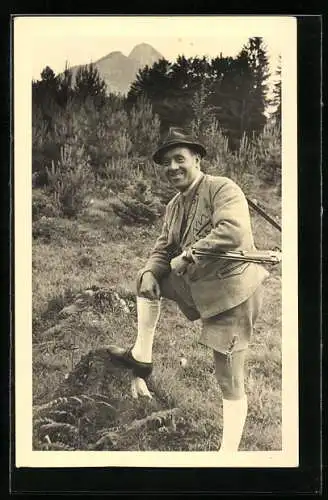 Foto-AK Jäger in Tracht im Wald