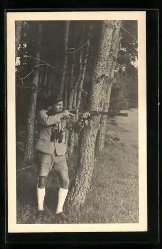 Foto-AK Jäger in Tracht am Waldrand mit Flinte