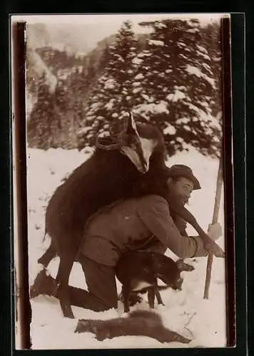 Foto-AK Jäger schultert seine Beute im Schnee