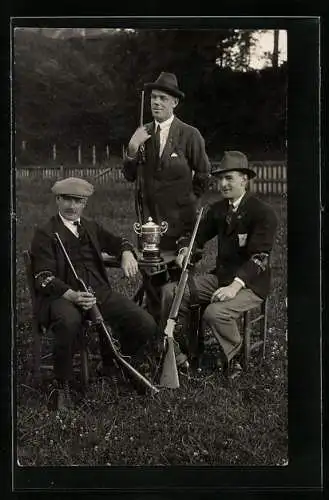 Foto-AK Drei Jäger mit Pokal und Gewehren