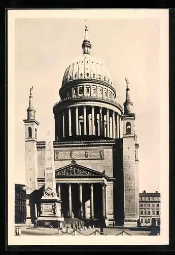 AK Potsdam, Nikolaikirche mit Passanten