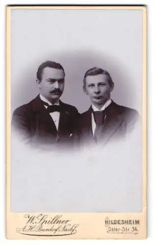 Fotografie W. Spillner - A. H. Burdorf Nachf., Hildesheim, Oster-Str. 34, Zwei junge Männer in eleganten Anzügen