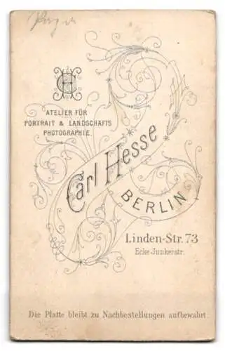 Fotografie Carl Hesse, Berlin, Lindenstr. 73, Junger Mann mit pomadisiertem Haar und markantem Schnurrbart