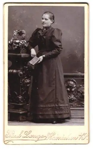 Fotografie Paul Lange, Hainichen i. S., Selma Hunger im eleganten Kleid mit einem Buch in der Hand