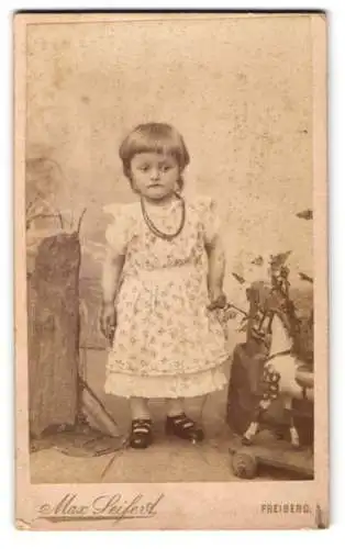 Fotografie Max Seifert, Freiberg, Neugasse, Junges Mädchen im gemusterten Kleid mit einer Kette