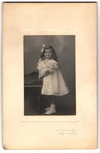 Fotografie J. Holebrook, London-Sidcup, Junges Mädchen im weissen Kleid mit weisser Schleife im Haar