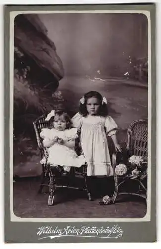 Fotografie Wilhelm Arlen, Pfaffenhofen i. Els., Junges Mädchen mit weissen Schleifen im Haar neben der kleinen Schwester