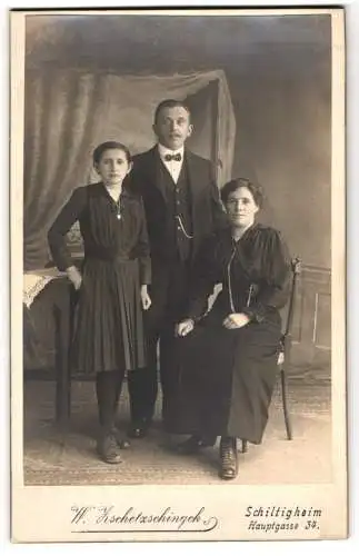 Fotografie W. Zschetzschingck, Schiltigheim, Hauptgasse 34, Bürgerliches Ehepaar mit Tochter im Sonntagsstaat