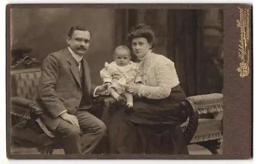 Fotografie Rudolph Conrad, Berlin, Königstr. 34-36, Junges Ehepaar mit ihrem kleinen Kind im weissen Gewand