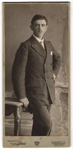 Fotografie Louis Frohwein, Strassburg i. E., Gutenbergplatz 7, Junger Mann mit grossen Ohren und Schnurrbart im Anzug