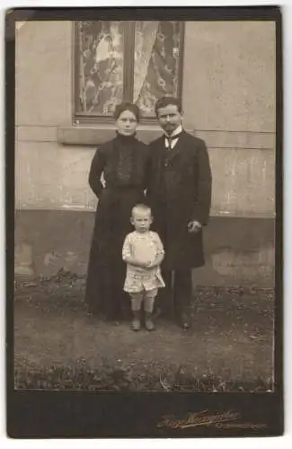 Fotografie Hugo Weissgärber, Kirchheimbolanden, Bürgerliches Paar mit kleinem Jungen